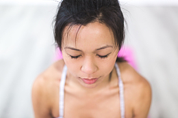 正在沉思的女士