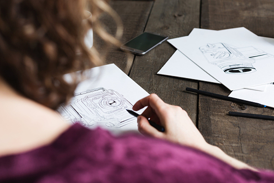 在木桌旁工作的设计师或艺术家