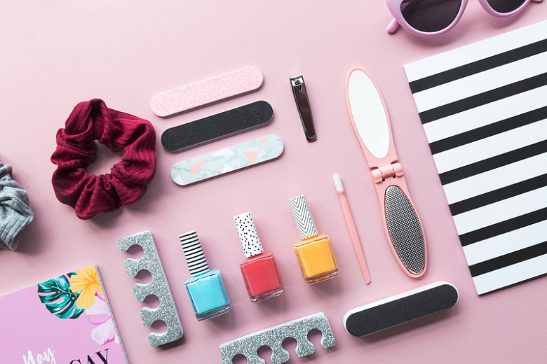 粉色背景上的美妆工具