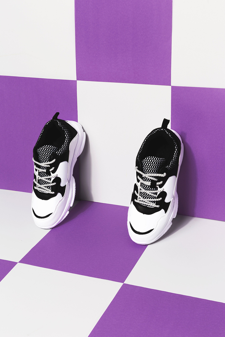 黑白运动鞋搭配紫色白色格子背景