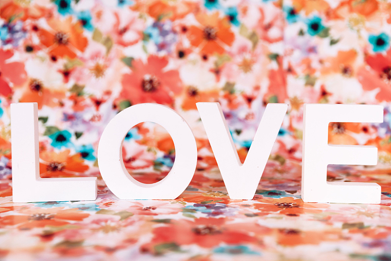 花朵背景前的爱情字母