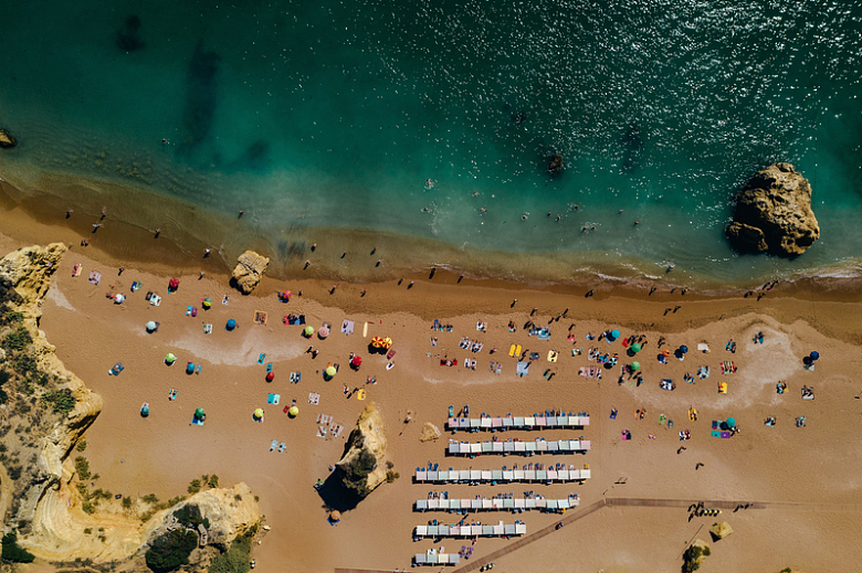 无人机俯拍海滩景观