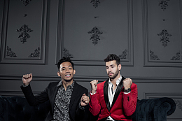 室内开心的两个朋友