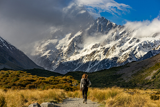 徒步旅行者走近雪山