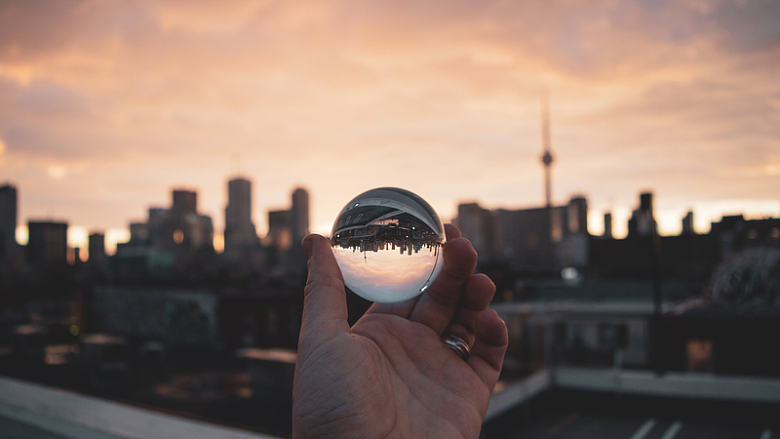 透过玻璃球看城市