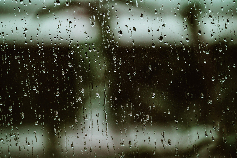 雨天窗格玻璃