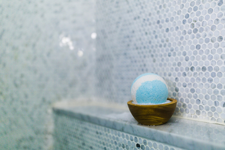 浴室里蓝白相间的沐浴球