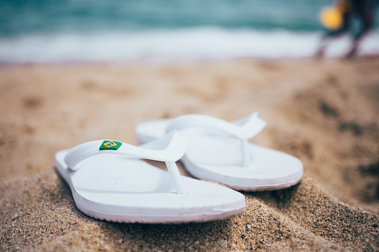 沙滩白色人字拖凉鞋