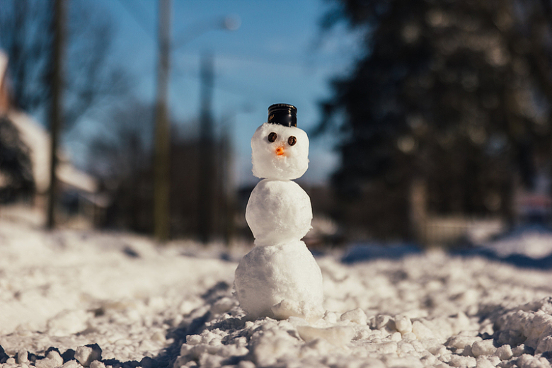 冬季阳光洒落在小雪人身上