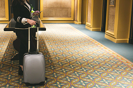 酒店大堂里拉着行李箱的女人