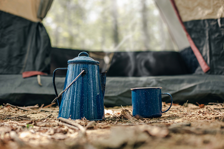 帐篷前的水壶和杯子