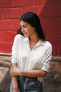 女人把目光移开