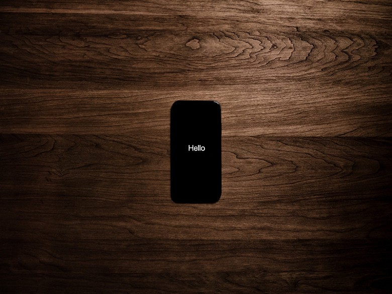 黑色智能手机显示单词hello