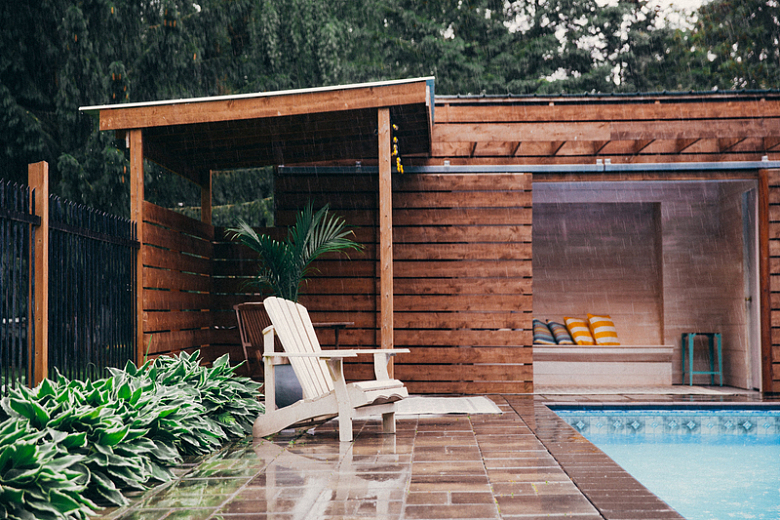 雨天泳池边的小木屋