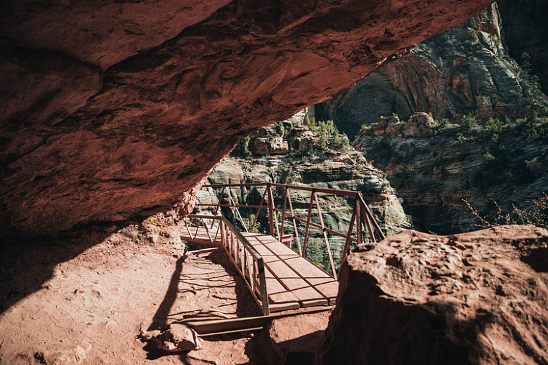 穿过峡谷洞穴的步行桥