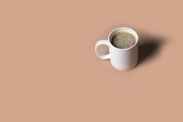 粉色桌子上的咖啡杯