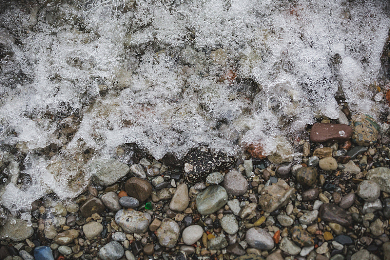 海滩上的石头浪花