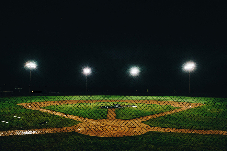 夜间灯光下的棒球场