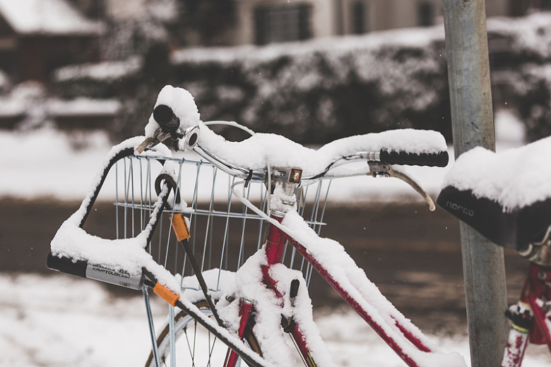 被雪覆盖的自行车