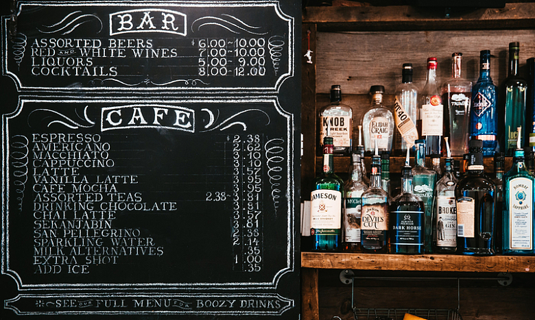 咖啡吧黑板上的菜单与酒