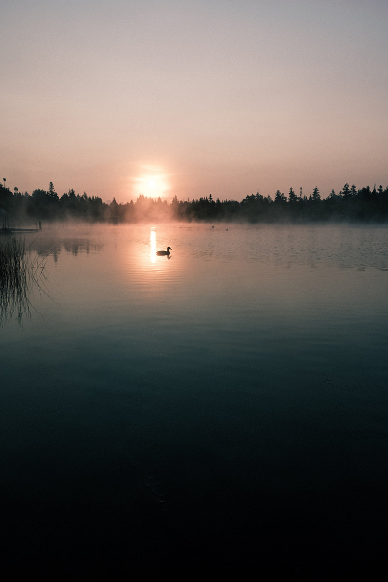 落日下的湖水