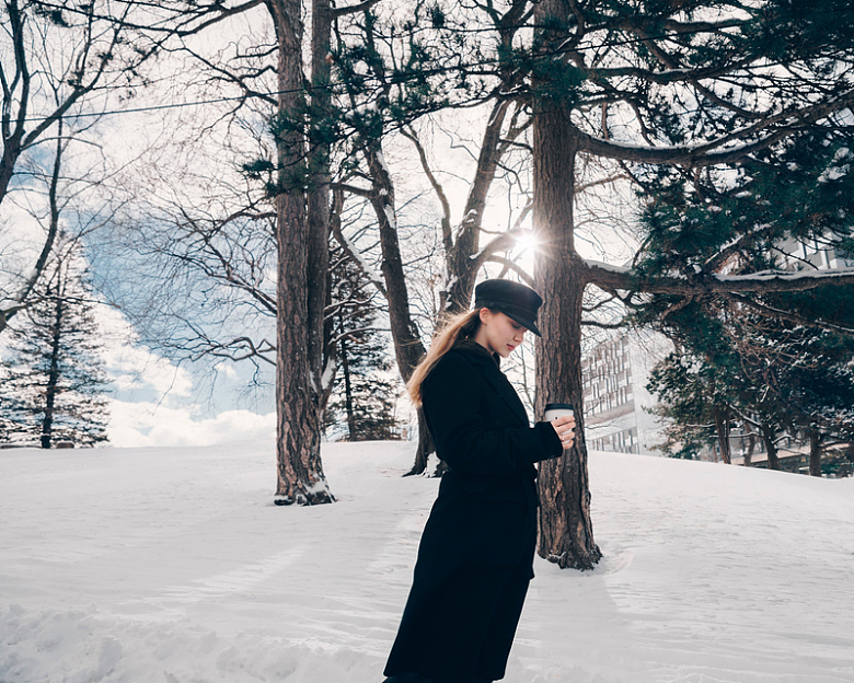 冬天森林里穿黑色大衣的女人