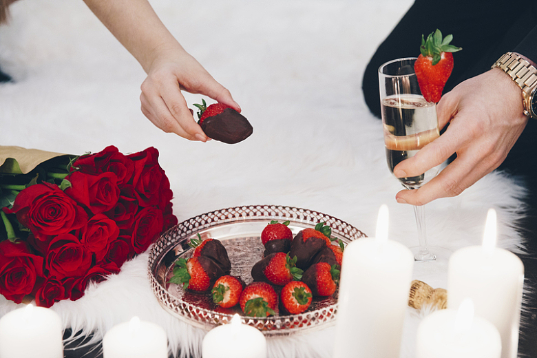 香槟草莓巧克力和红色玫瑰