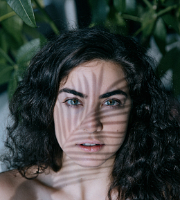 树叶的影子下的美女