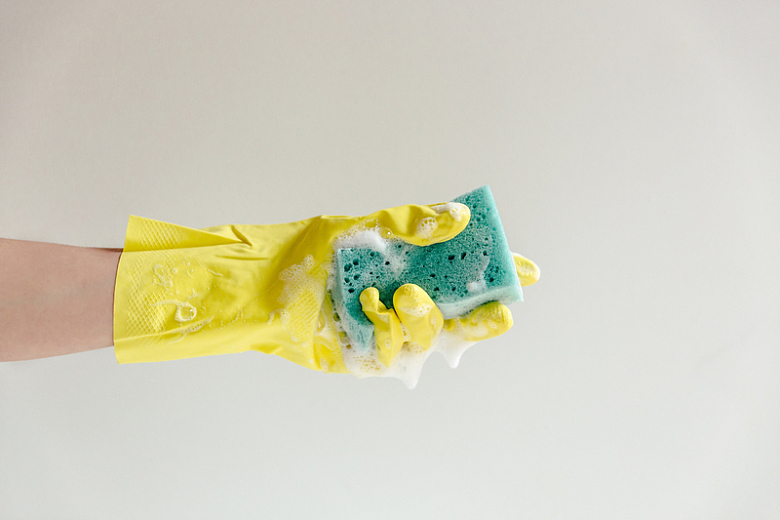 黄色手套和蓝色泡沫海绵