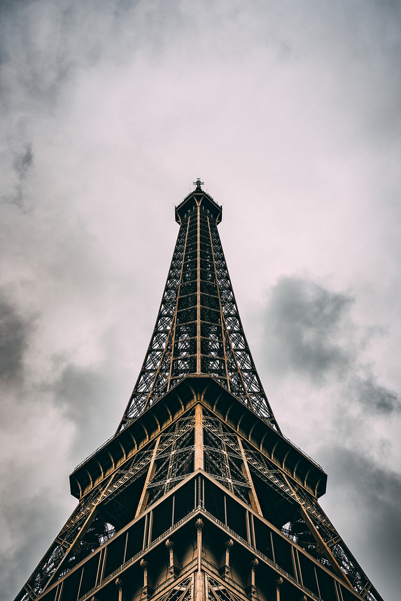 云下的巴黎建筑