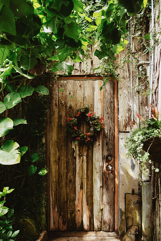 带木门花环的秘密花园