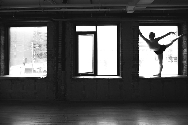 舞蹈演员在窗口跳舞