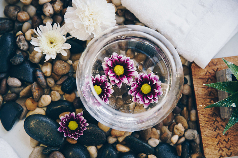 鹅卵石上玻璃瓶内的花朵