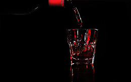 红酒倒入酒杯