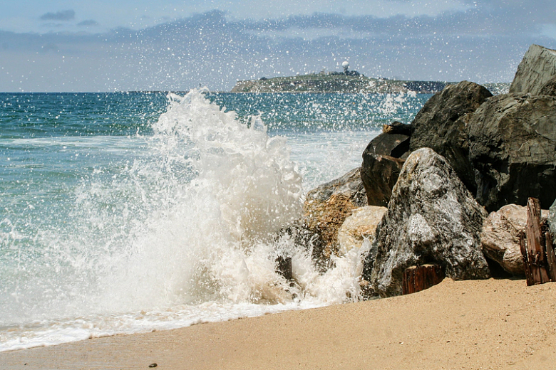 海浪浪花拍打岩石