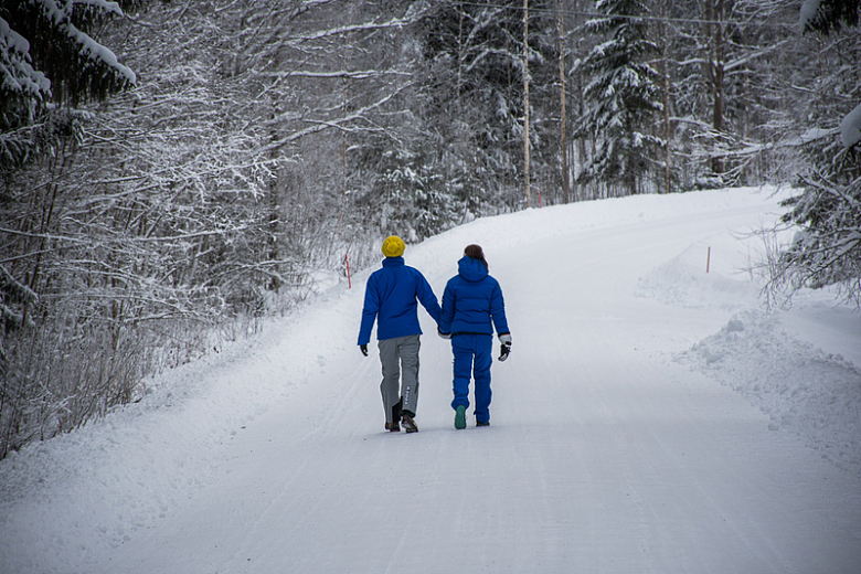 一对夫妇在雪地里散步
