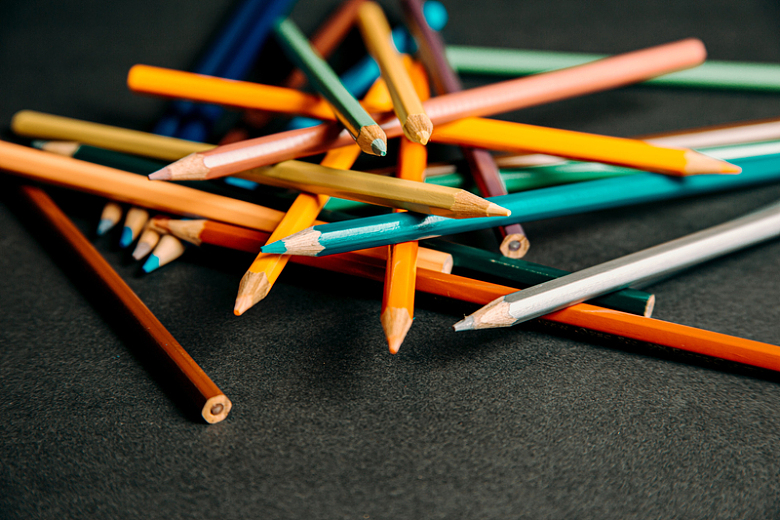 彩色铅笔堆在黑色桌面上