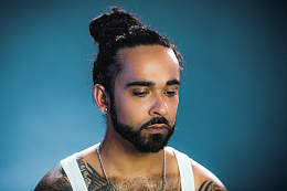 看起来不开心的男子