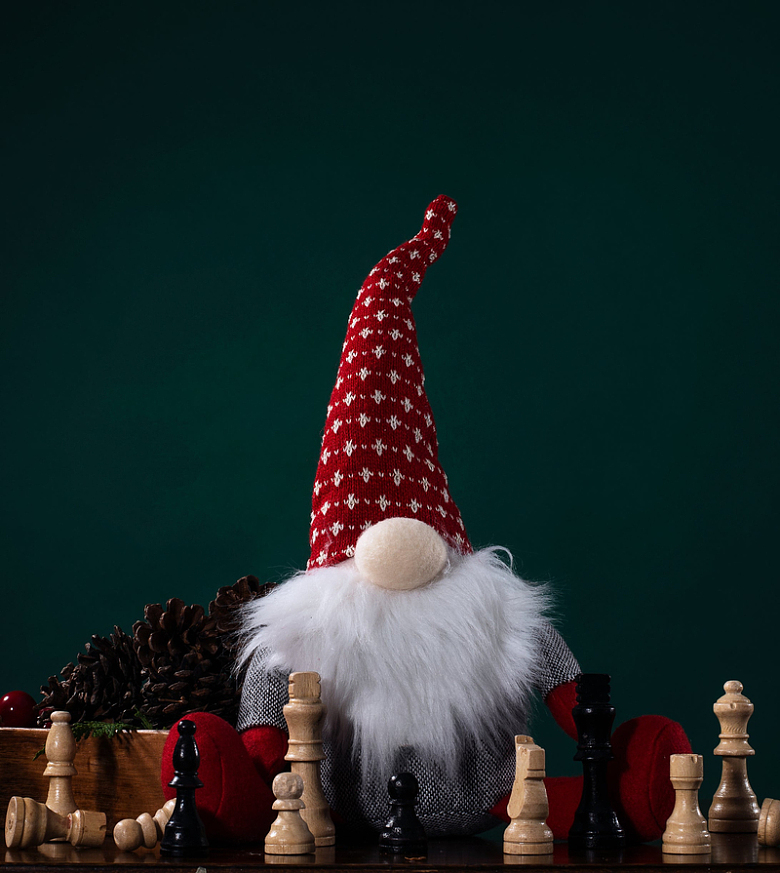 被棋子包围的侏儒圣诞老人