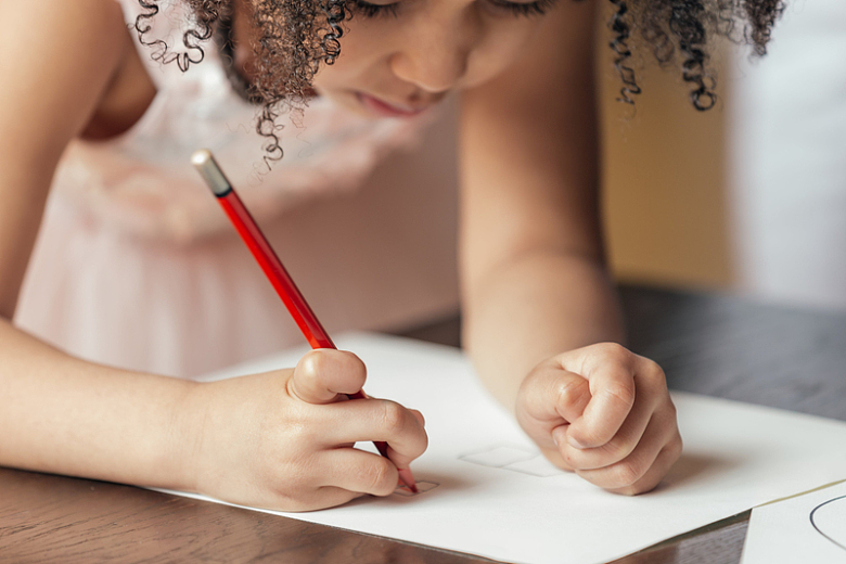年轻女孩在纸上画画