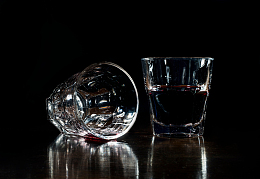 酒吧里闪闪发光的岩石玻璃杯