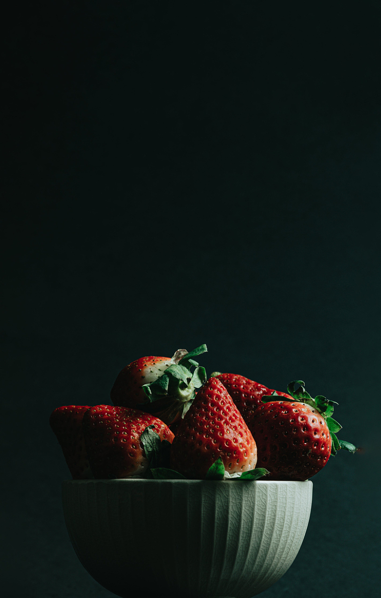 盛满红色成熟草莓的白色碗