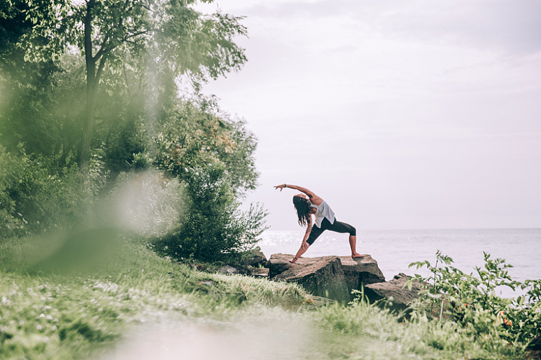 海边岩石上的瑜伽女性