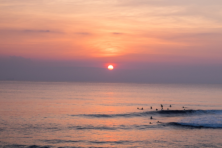 落日余晖映射在海面上