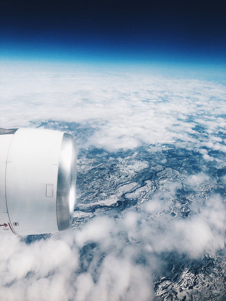 从飞机窗户俯瞰白雪皑皑的大陆