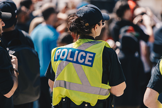 人群里穿制服的女警察