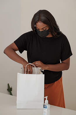 在收拾东西的女人