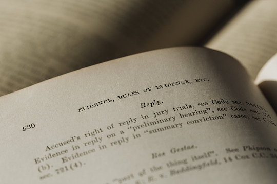 法律书中的证据页