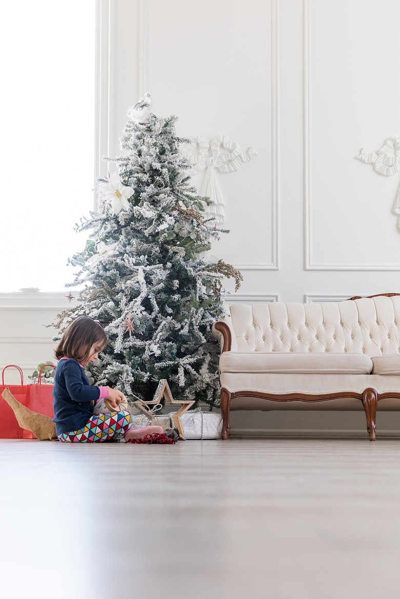 孩子在圣诞树下打开礼物
