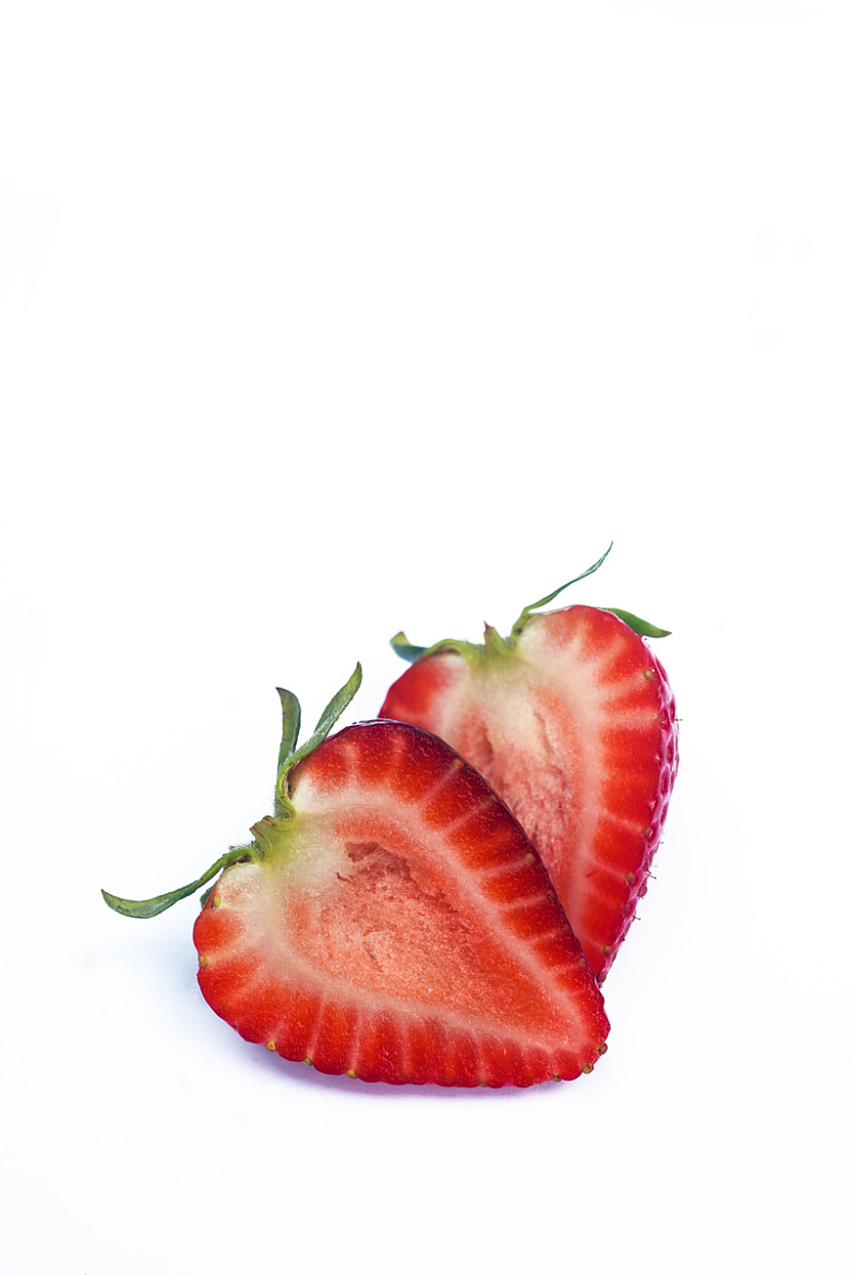成熟的草莓切成两半